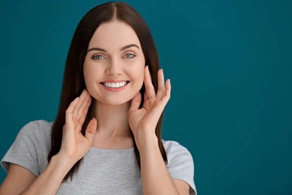 Bella Giovane Donna Con Denti Sani Sfondo Colore — Foto Stock