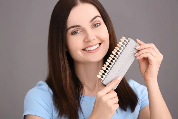 Piękna Młoda Kobieta Zębów Kolor Próbek Szarym Tle — Zdjęcie stockowe