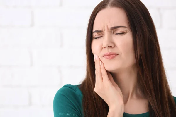 Young Woman Suffering Toothache Blurred Background — Stock Photo, Image