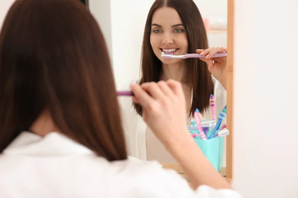 Young Woman Brushing Her Teeth Bathroom — Stock Photo, Image