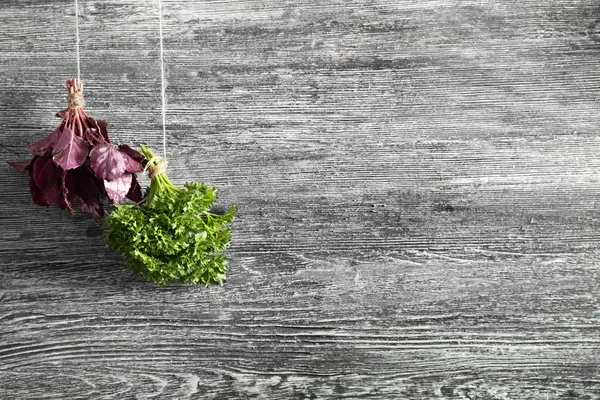 Verschillende Verse Kruiden Opknoping Tekenreeks Tegen Houten Achtergrond — Stockfoto