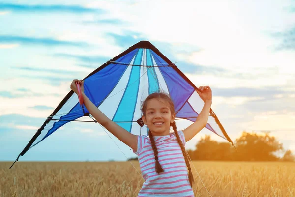 Gadis Kecil Lucu Dengan Layang Layang Lapangan — Stok Foto