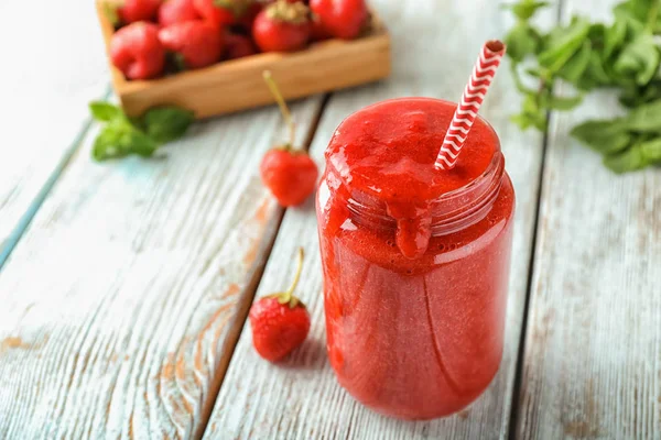 Pot Verre Avec Smoothie Aux Fraises Sur Table Bois Léger — Photo