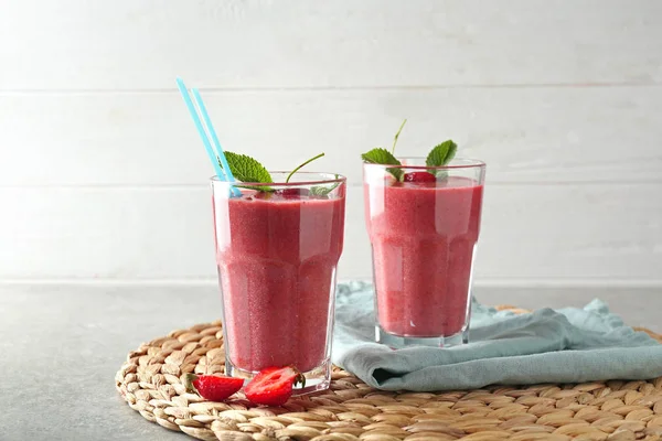 Hasır mat tablo üzerinde çilek güler yüzlü gözlüklü