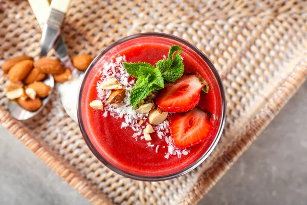 Glass Strawberry Smoothie Wicker Tray Closeup — Stock Photo, Image