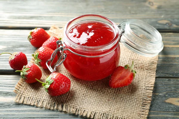 Frasco Vidro Com Geléia Morango Mesa Madeira — Fotografia de Stock