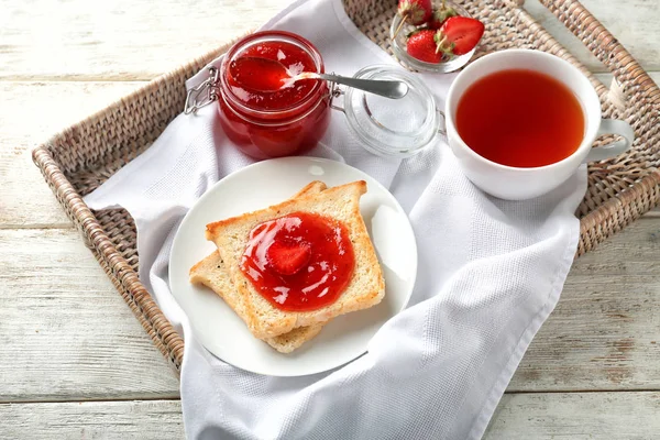 Composición Con Mermelada Fresa Taza Tostadas Sobre Mesa Madera — Foto de Stock