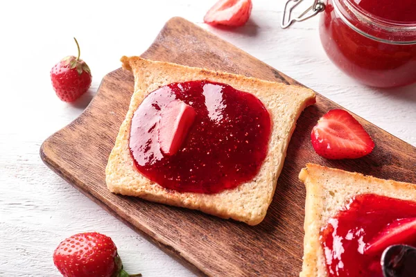 Placa Com Torradas Geléia Morango Mesa Madeira — Fotografia de Stock