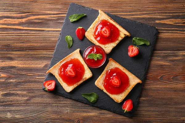 Assiette Ardoise Avec Toasts Confiture Fraises Sur Table Bois — Photo