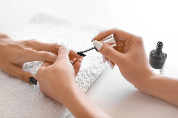 Jonge Vrouw Krijgt Professionele Manicure Schoonheidssalon — Stockfoto