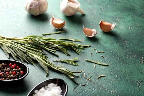 Verse Rozemarijn Kruiden Knoflook Groene Achtergrond — Stockfoto