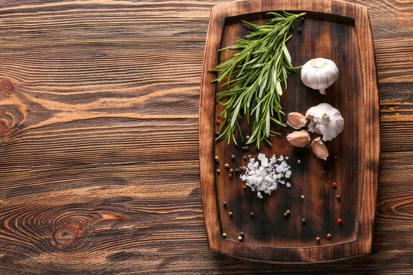 Board Fresh Rosemary Spices Garlic Wooden Background — Stock Photo, Image