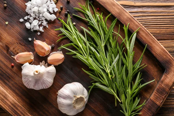 Board Fresh Rosemary Spices Garlic Wooden Background Closeup — Stock Photo, Image