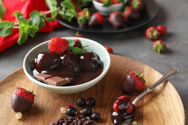 Kom Met Lekkere Chocolade Gedimde Aardbeien Tafel — Stockfoto