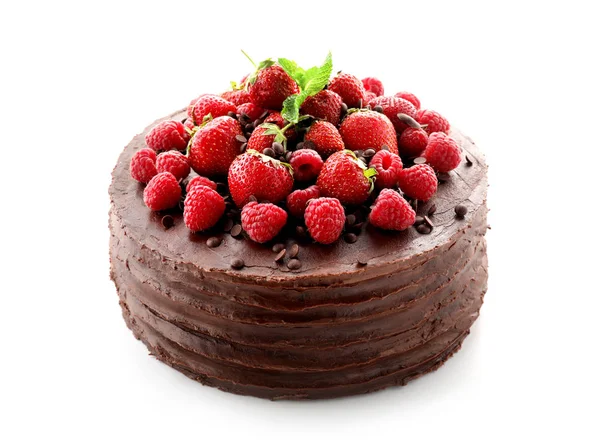 Välsmakande Choklad Tårta Med Jordgubbar Och Hallon Vit Bakgrund — Stockfoto