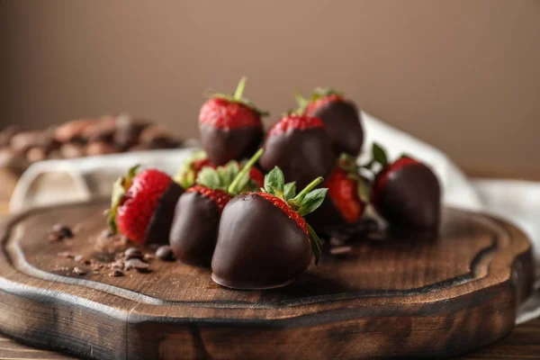 Tafel Mit Leckeren Erdbeeren Aus Schokolade Auf Dem Tisch — Stockfoto