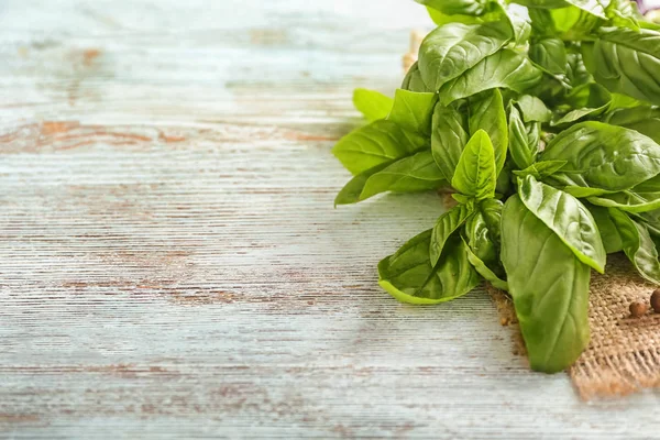 Albahaca Fresca Sobre Fondo Madera —  Fotos de Stock