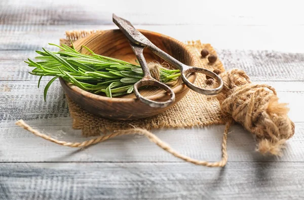 Schale Mit Frischem Rosmarin Und Schere Auf Holzgrund — Stockfoto