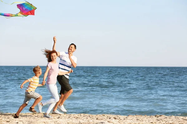 Mutlu Aile Uçan Uçurtma Deniz Kenarında — Stok fotoğraf