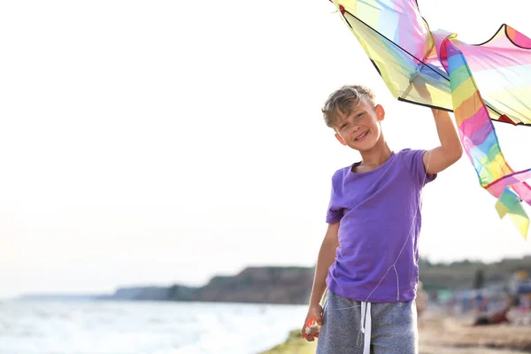 Bambino Aquilone Volante Vicino Mare — Foto Stock