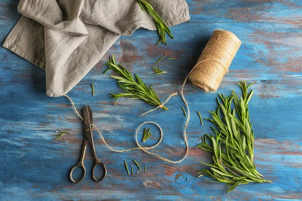 Verse Rozemarijn Bindgaren Oude Schaar Een Houten Achtergrond Kleur — Stockfoto