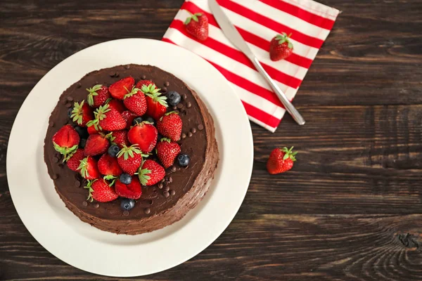 Sabroso Pastel Chocolate Decorado Con Fresa Arándano Mesa Madera — Foto de Stock