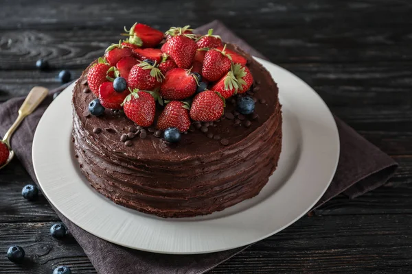 Schmackhafter Schokoladenkuchen Mit Erdbeere Und Blaubeere Auf Holztisch — Stockfoto