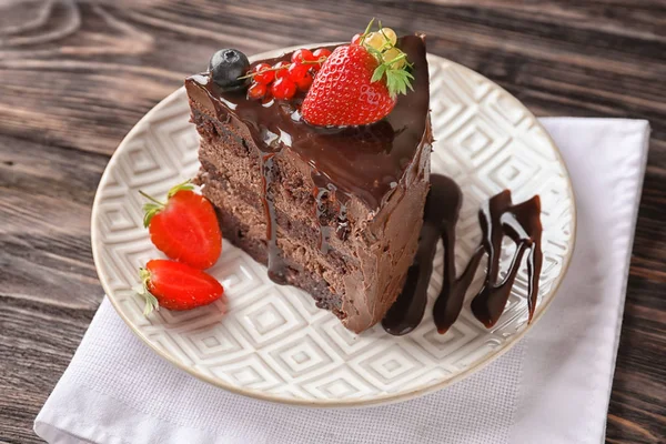 Тарілка Шматочком Смачного Шоколадного Торта Ягодами Дерев Яному Столі — стокове фото