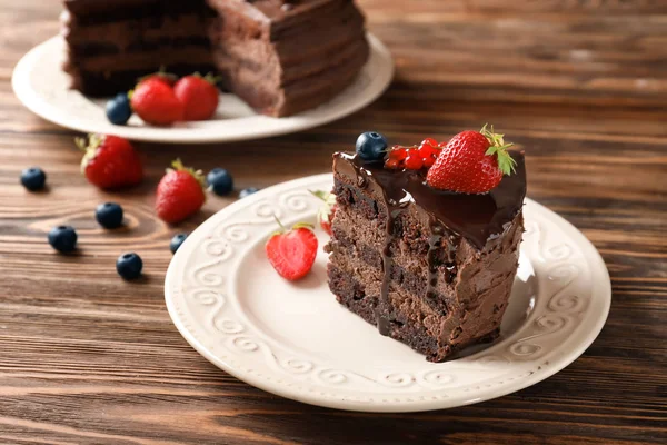 Piatto Con Pezzo Gustosa Torta Cioccolato Bacche Sul Tavolo Legno — Foto Stock