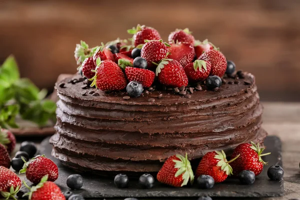 Schmackhafter Schokoladenkuchen Mit Erdbeere Und Blaubeere Auf Dem Tisch — Stockfoto