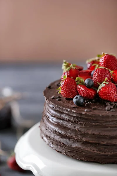 Смачний Шоколадний Торт Прикрашений Полуницею Чорницею Десертній Підставці — стокове фото