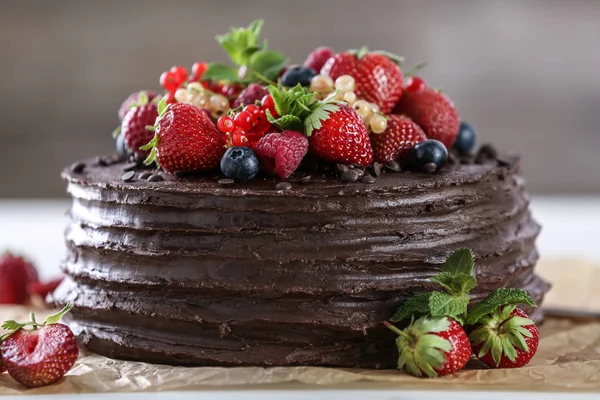 Leckere Schokoladenkuchen Mit Beeren Auf Dem Tisch Dekoriert — Stockfoto