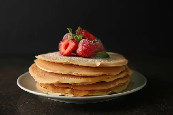 Prato Com Deliciosas Panquecas Morangos Mesa Contra Fundo Escuro — Fotografia de Stock