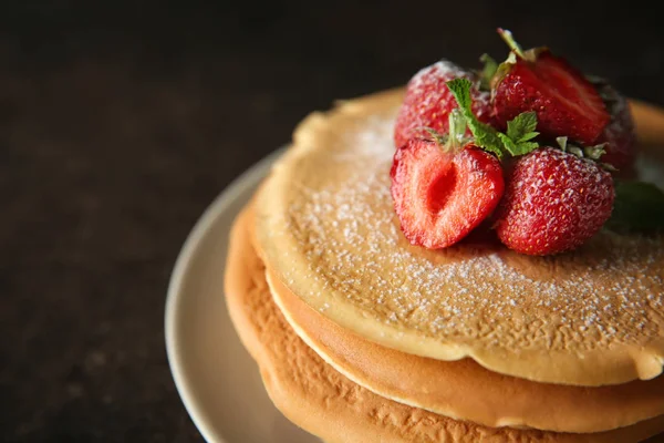 Plate Delicious Pancakes Strawberries Dark Table Closeup — Stock Photo, Image