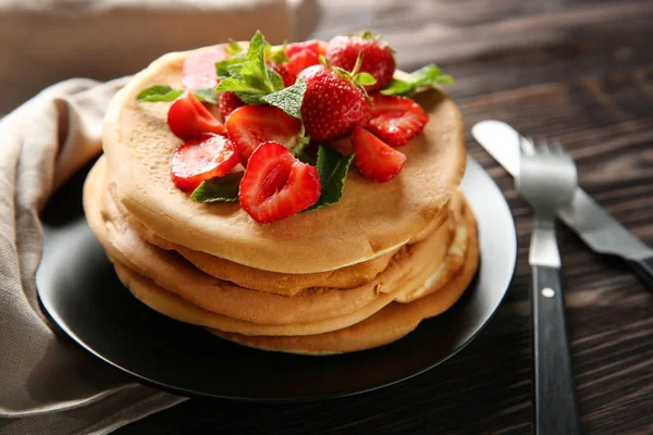 Prato Com Deliciosas Panquecas Morangos Mesa Madeira Close — Fotografia de Stock