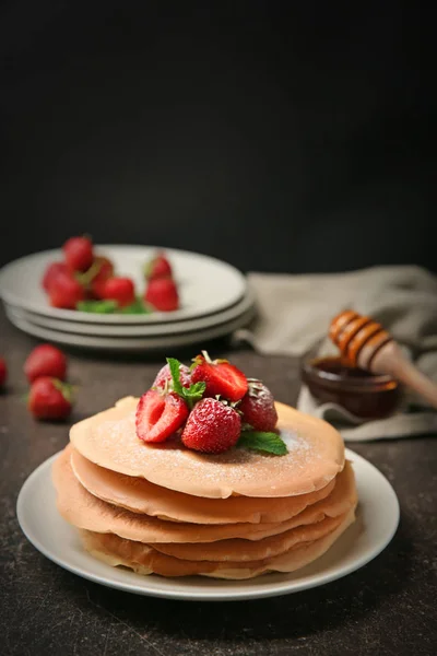 Teller Mit Leckeren Pfannkuchen Und Erdbeeren Auf Dem Tisch Vor — Stockfoto