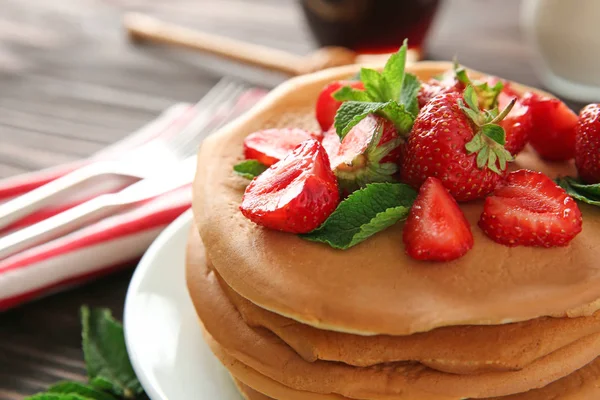 Teller Mit Leckeren Pfannkuchen Und Erdbeeren Auf Dem Tisch Nahaufnahme — Stockfoto