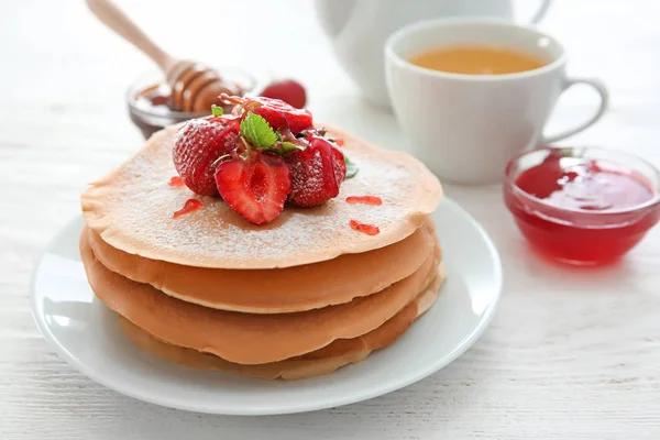 Teller Mit Leckeren Pfannkuchen Und Erdbeeren Auf Holztisch — Stockfoto