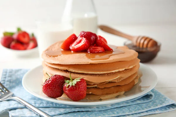 Leckere Pfannkuchen Mit Erdbeeren Und Honig Auf Dem Tisch — Stockfoto