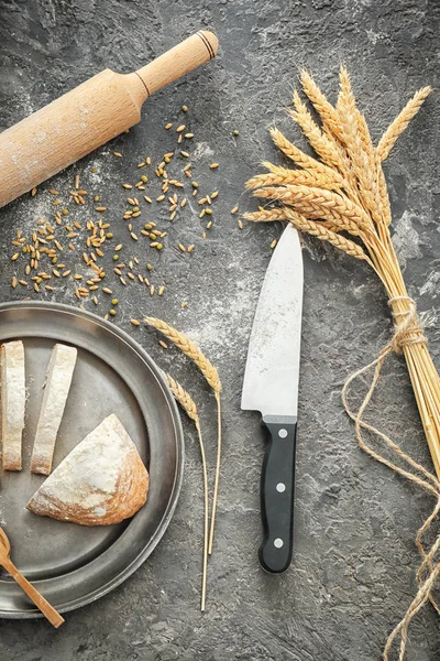 Composition Sliced Bread Wheat Spikelets Grey Background — Stock Photo, Image