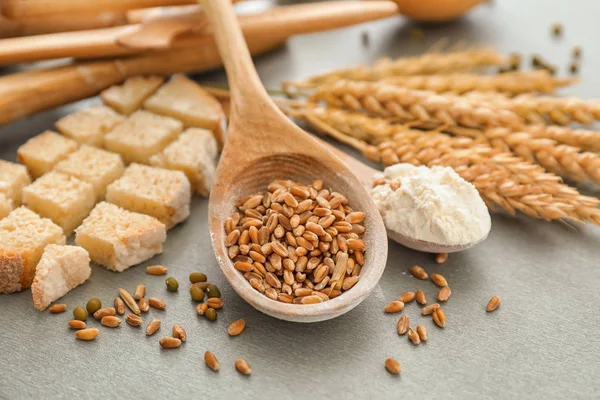 Cucharas Con Granos Trigo Harina Pan Cortado Mesa — Foto de Stock