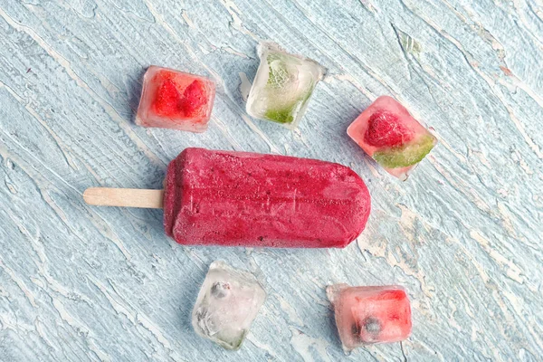 Delicious Strawberry Popsicle Ice Cubes Berries Wooden Background — Stock Photo, Image