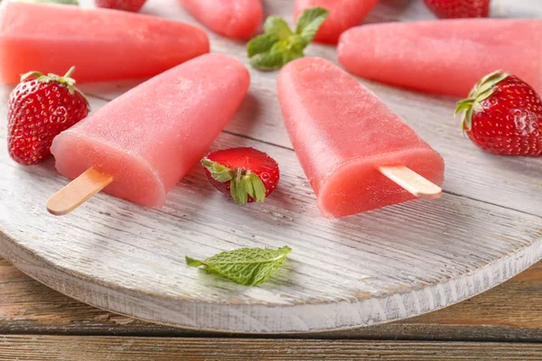 Delicious Strawberry Popsicles Berries Wooden Board — Stock Photo, Image