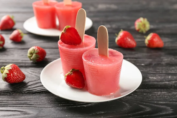 Plate Delicious Strawberry Popsicles Wooden Table — Stock Photo, Image