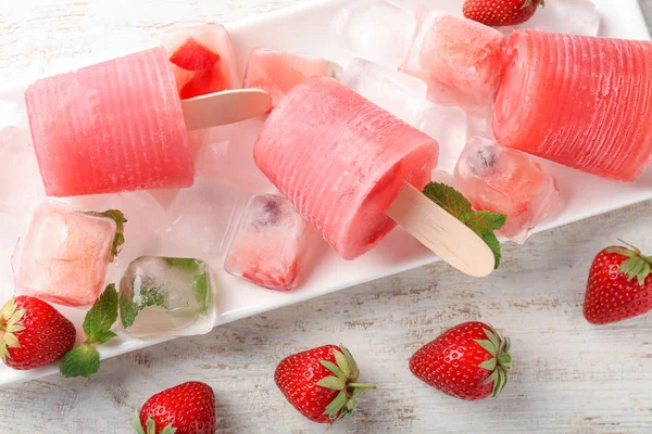 Délicieux Glaçons Aux Fraises Glaçons Avec Des Baies Sur Assiette — Photo