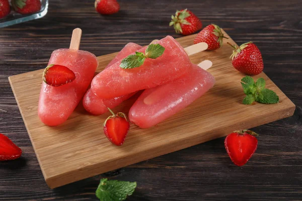 Délicieux Popsicles Aux Fraises Avec Des Baies Sur Planche Bois — Photo