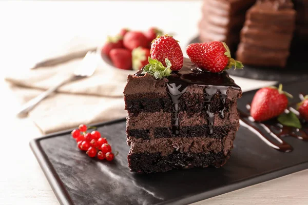Κομμάτι Της Νόστιμο Κέικ Σοκολάτας Φράουλα Στο Πιάτο — Φωτογραφία Αρχείου