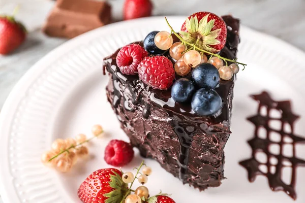 Stück Leckerer Schokoladenkuchen Mit Beeren Auf Teller Nahaufnahme — Stockfoto