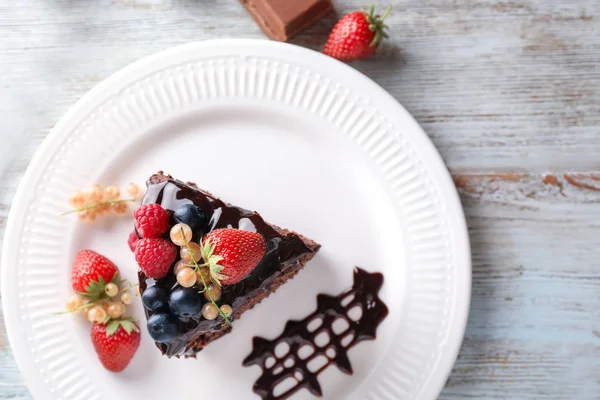 Pezzo Deliziosa Torta Cioccolato Con Bacche Sul Piatto — Foto Stock