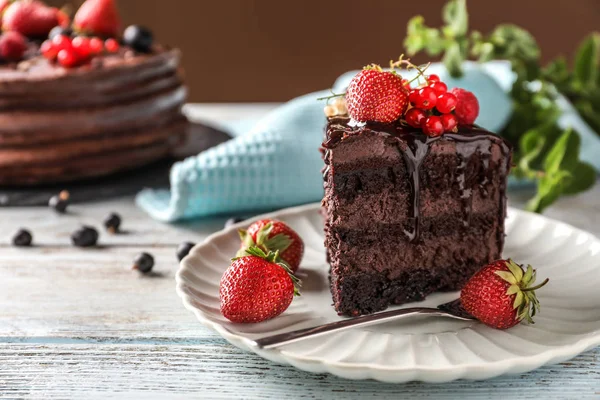 Pezzo Deliziosa Torta Cioccolato Con Bacche Sul Piatto — Foto Stock